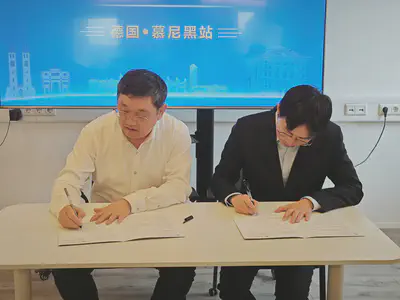 Signing ceremony in Munich with Professor Hongwu Tang
